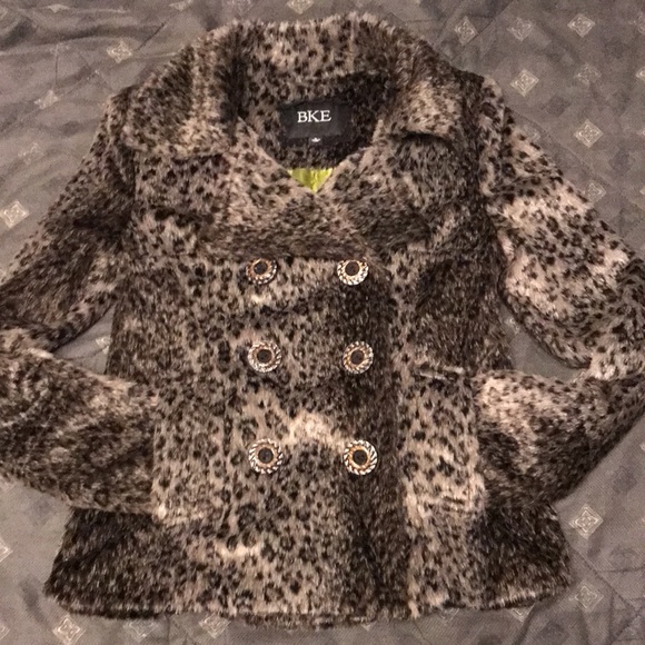 BKE outerwear - Leopard print button front faux fur coat. - Picture 3 of 8